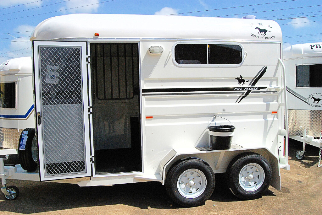 Double Horse Float with Feed Bucket