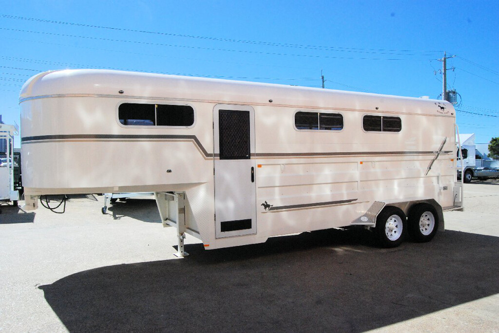 2000mm Wide Gooseneck with Caravan Door