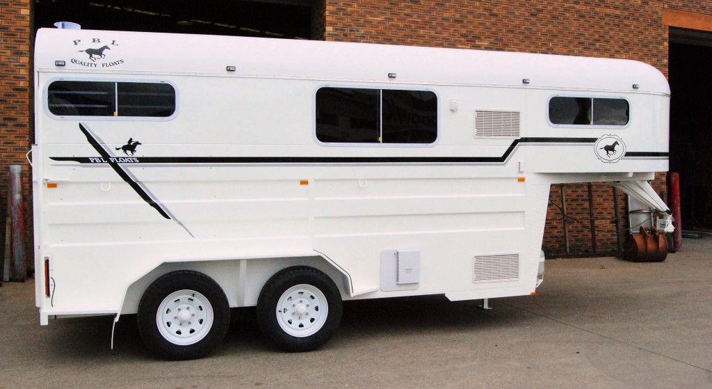 3 Horse Gooseneck with Sliding Windows