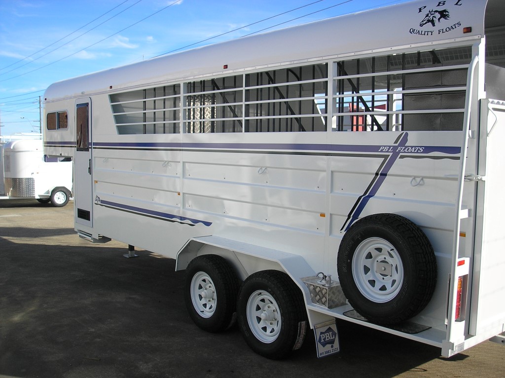 Gooseneck 2.0m Wide 5 Horse Open Sides & Enclosed Living